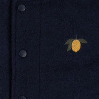 Je kindje steelt de show met dit stoere Konges Slojd lau bomber jacket. Dit stoere donkerblauwe bomberjack met citroenen neemt je mee terug naar je eigen kindertijd. VanZus