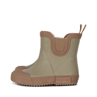 Het regent! Wees gerust, met de Konges Slojd welly regenlaarzen overland trek blijven de voetjes van je kleintje lekker droog als het buiten regent. Gemaakt van 100% natuurlijk rubber. VanZus.