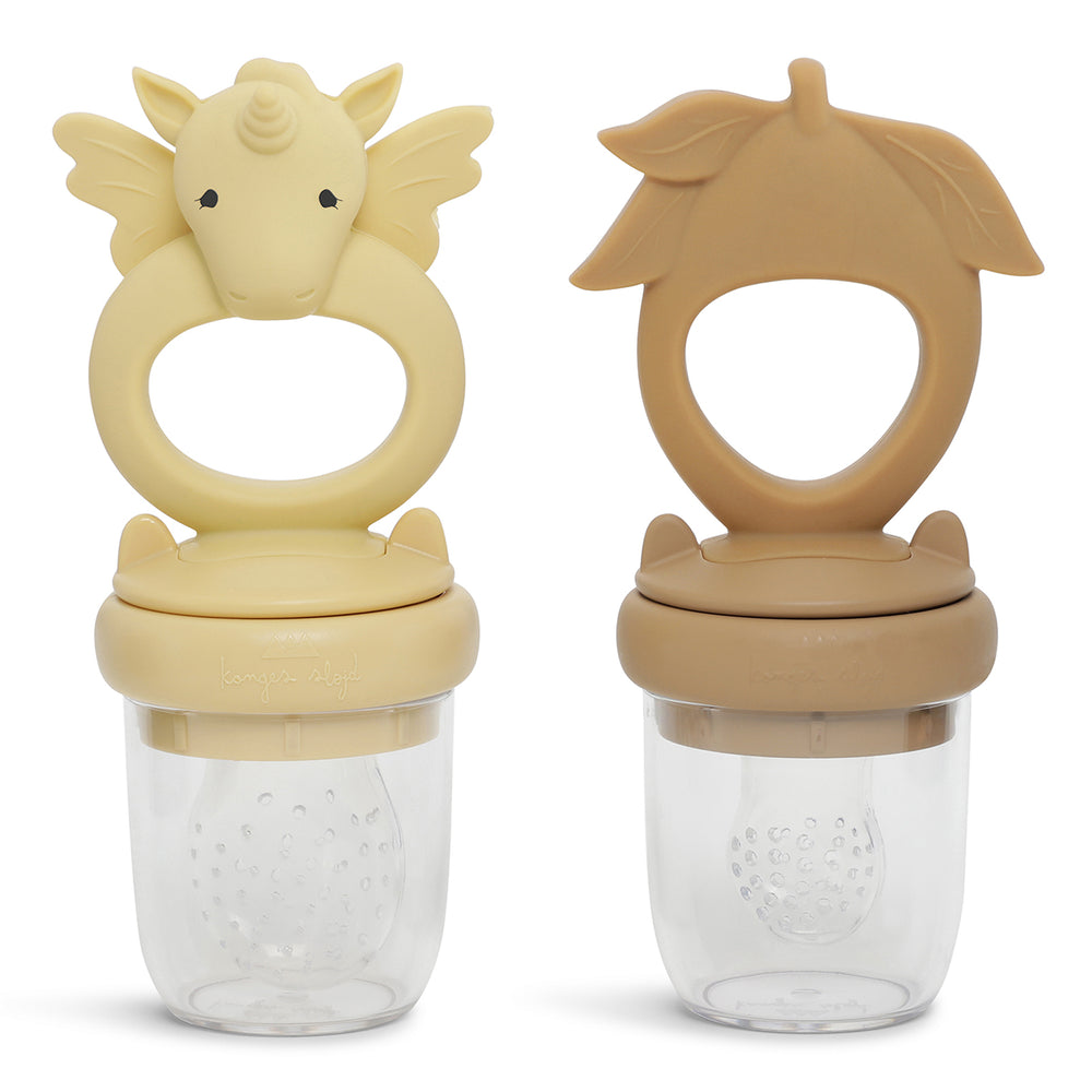 De Konges Slojd fruitspeen unicorn limonade/almond is een tussenstap tussen een flesje en vast eten. Vul de fruitspeen met fruit of groente. Bij sabbelen komt sap door de gaatjes in de mond. VanZus.