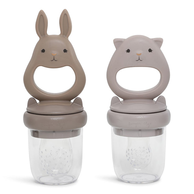 De Konges Slojd fruitspeen bunny lilac/shitake is een tussenstap tussen een flesje en vast eten. Vul de fruitspeen met fruit of groente. Bij sabbelen komt sap door de gaatjes in de mond. VanZus.