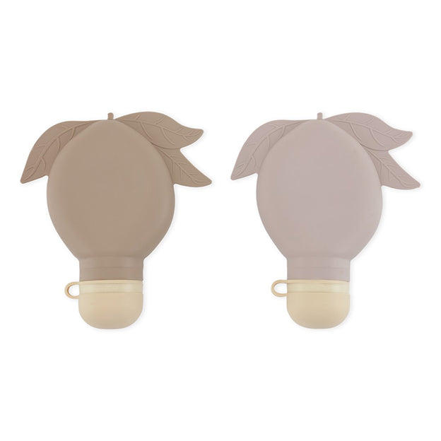 Begin de dag goed met een lekkere smoothie! De Konges Slojd 2-pack smoothie fles lilac/shitake zorgt ervoor dat je het favoriete fruithapje van je kindje altijd makkelijk met je meeneemt. VanZus.