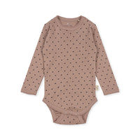 Je baby steelt de show met dit lieve Konges Slojd minnie newborn romper gots in du coeur sparrow. Dit leuke rompertje met leuke kersjes maakt elke outfit helemaal af. Hoe lief ziet je kleine eruit? VanZus