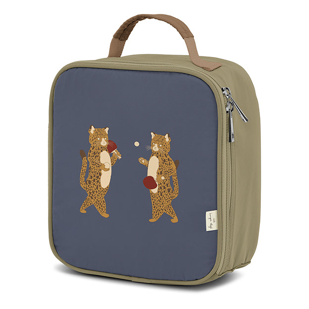 Met de Konges Slojd nush thermo lunchtas of koeltas olivine houd je jouw lunch goed op temperatuur. Met handvat, ritssluiting en thermisch isolatiemateriaal, waardoor je lunch goed op temperatuur blijft. VanZus.