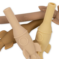 Met de Konges Slojd 4-pack siliconen rietjes rocket lemonade mix is elk drankje lekkerder. Deze herbruikbare rietjes zijn perfect voor een feestje, een leuke picknick of gewoon voor elke dag! VanZus.