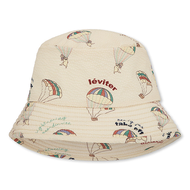 Bescherm het hoofdje van je kindje met de hippe Konges Slojd seer asnou bucket hat léviter extraordinaire. Ideaal voor strandvakanties, uitstapjes op zonnige dagen of om je outfit compleet te maken! VanZus.