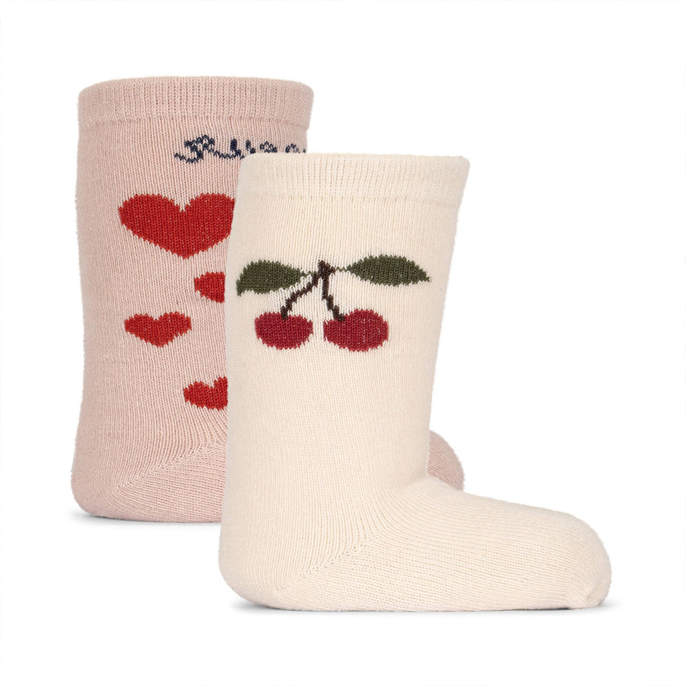 Houd de voetjes van jouw kindje lekker warm met deze fijne en zachte sokjes. De Konges Slojd 2 pack jacquard sokken in bon coeur is gemaakt van organisch katoen. VanZus