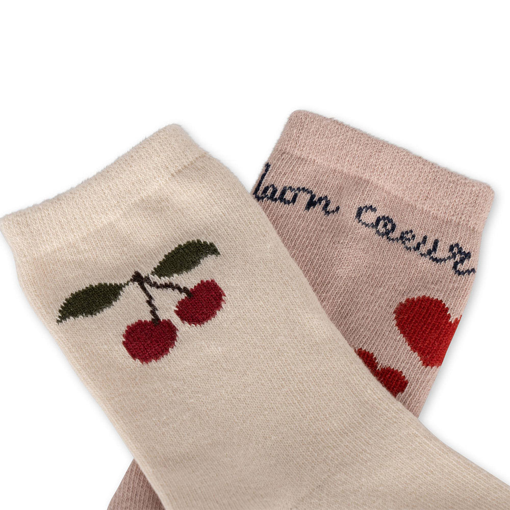 Houd de voetjes van jouw kindje lekker warm met deze fijne en zachte sokjes. De Konges Slojd 2 pack jacquard sokken in bon coeur is gemaakt van organisch katoen. VanZus