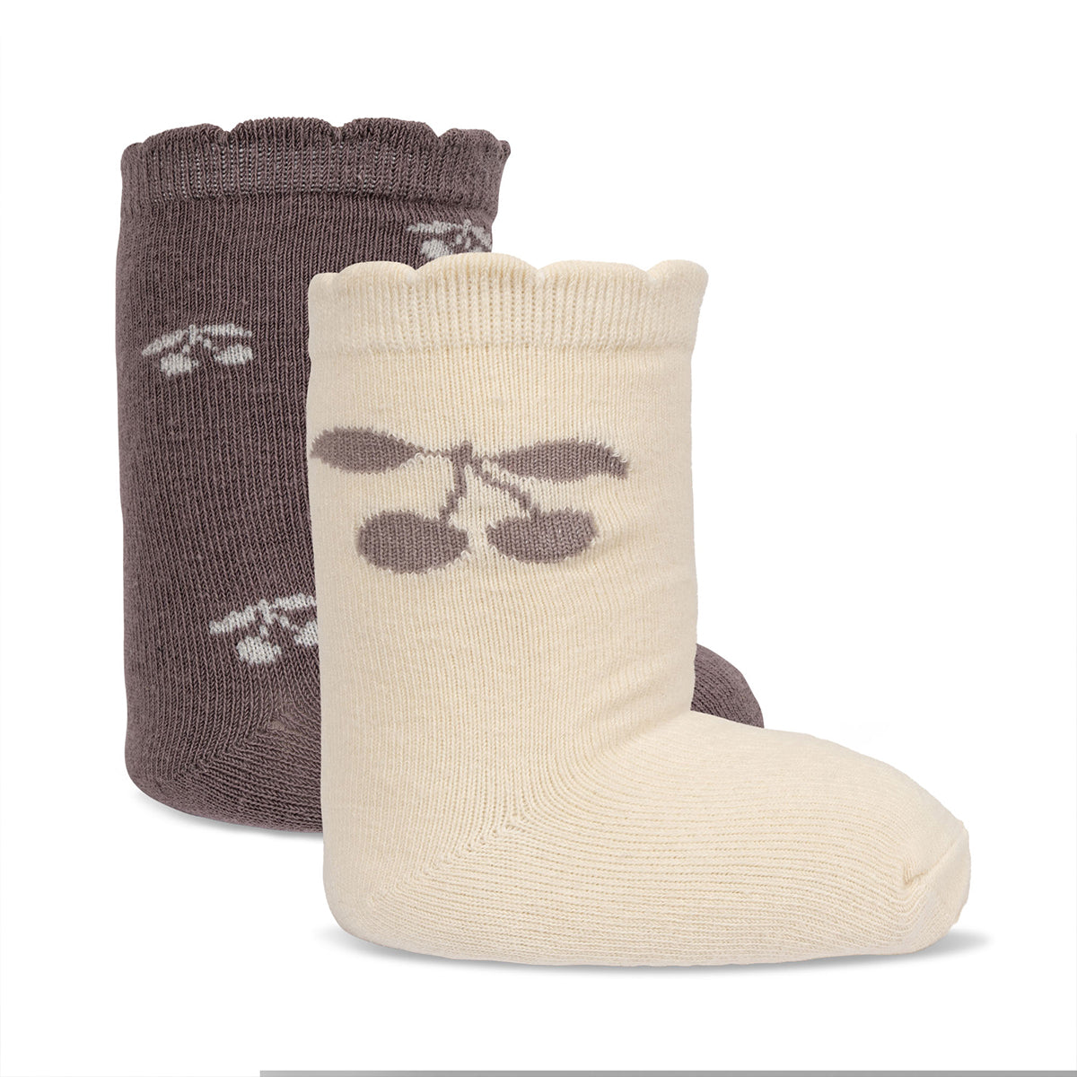 Houd de voetjes van jouw kindje lekker warm met deze fijne en zachte sokjes. De Konges Slojd 2 pack jacquard sokken in ruches mon grand cherry is gemaakt van organisch katoen. VanZus