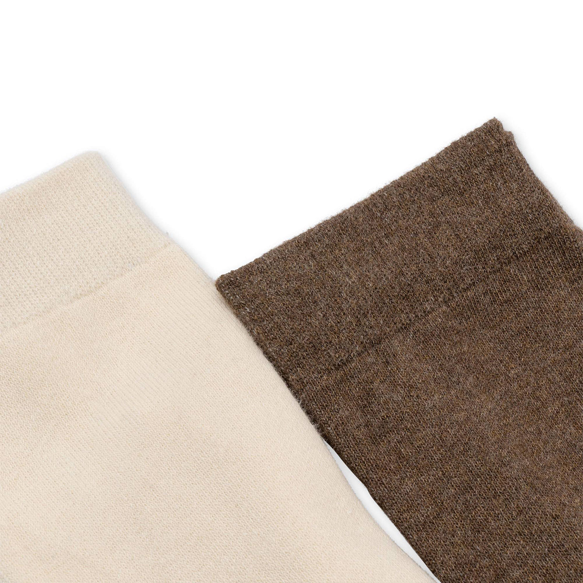 Houd de voetjes van jouw kindje lekker warm met deze fijne en zachte maillots. De Konges Slojd 2 pack jacquard maillots in lemon is gemaakt van organisch katoen. VanZus