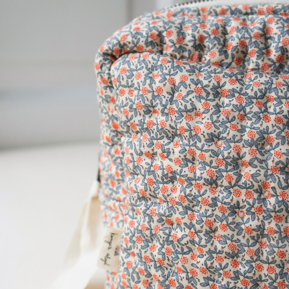 Ik ga op reis en ik neem mee... De Konges Slojd toilettas groot fleur de glace! Perfect om al je belangrijke toiletspulletjes in te bewaren. Perfect voor thuis of als je op pad bent. VanZus.