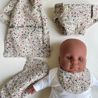 Deze verzorgingsset voor poppen louloudi van Konges Slojd is een must-have voor elke poppenmoeder! De set bestaat uit een slabbetje, luier en doek voor de pop. De poppenluier sluit met klittenband. VanZus