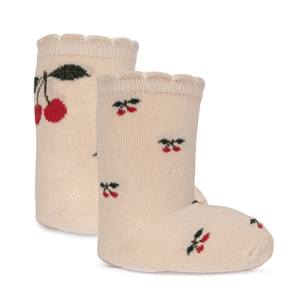 Houd de voetjes van jouw kindje lekker warm met deze fijne en zachte sokjes. De Konges Slojd 2 pack jacquard sokken in big cherry/cherry is gemaakt van organisch katoen. VanZus