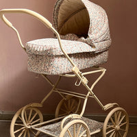 De Konges Slojd poppenwagen louloudi heeft een vintage look en is ontworpen met vier grote wielen gemaakt van EVA materiaal voor extra stabiliteit.De poppenwagen is gemaakt van gewatteerde bedrukte stof en wordt geleverd met een matras. Het matras is gemaakt van 100 procent biologisch katoen. VanZus