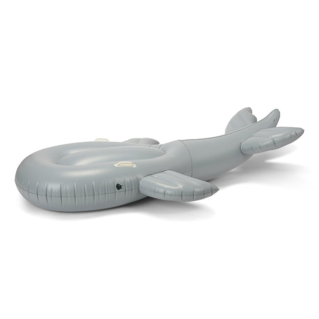 Je kindje heeft dolle pret op het Konges Slojd walvis luchtbed. Het opblaasbare walvis luchtbed zorgt voor veel plezier op het water! Perfect voor je vakantie- of logeeradres. VanZus.
