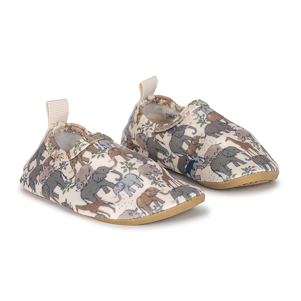Bescherm het hoofdje van je kindje met de hippe Konges Slojd aster zonnepet safari. Met zonneklep. Deze zonnehoed met uv-bescherming is ideaal voor strandvakanties, uitstapjes op zonnige dagen of om je outfit compleet te maken! VanZus.