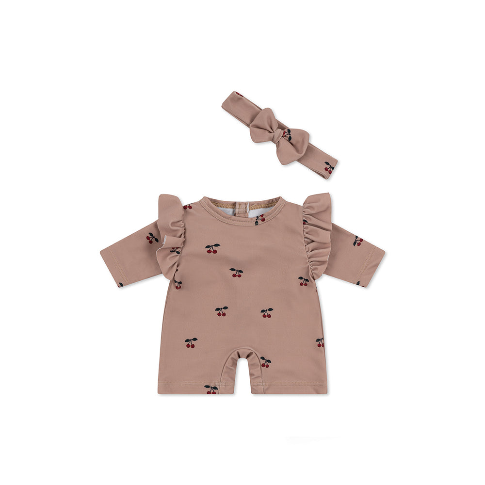 Een hippe pop met de Konges Slojd poppen strandset in de variant Cherry Blush. Oud roze, kersenprint, lieve rushes en bijpassende hoofdband. De pop van jouw kindje steelt zeker de show op het strand. VanZus