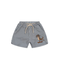 We gaan zwemmen! Met de Konges Slojd seer asnou zwembroek flint stone voelt je kindje zich als een vis in het water. Je kleintje steelt de show in deze leuke grijze zwemshort met dino-print. VanZus.