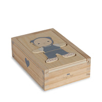 Deze houten puzzel van Konges Slojd is goed voor uren speelplezier. De dress-up blue puzzel komt in een mooi doosje met bovenop de contouren van een beertje. Mix and match voor het juiste outfitje van de beer. VanZus