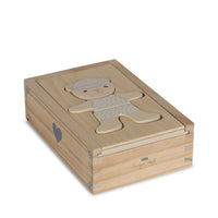 Deze houten puzzel van Konges Slojd is goed voor uren speelplezier. De dress-up blue puzzel komt in een mooi doosje met bovenop de contouren van een beertje. Mix and match voor het juiste outfitje van de beer. VanZus