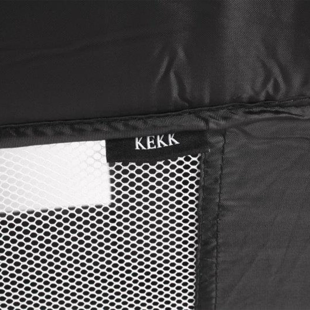 Het KEKK reisbed zwart is een handig campingbedje met veel praktische eigenschappen. Zo is dit reisbedje heel eenvoudig op te zetten en weer op te bergen. Het campingbedje komt met een dunne opvouwbare matras. VanZus.