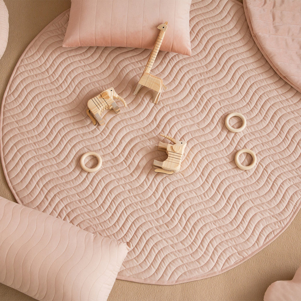 Dit Nobodinoz Kiowa speelkleed carpet bloom pink is geweldig om te zien! Leg dit speelkleed in het midden van de kamer van je kleintje. Dit mooie tapijt maakt de kinderkamer ineens helemaal af. VanZus
