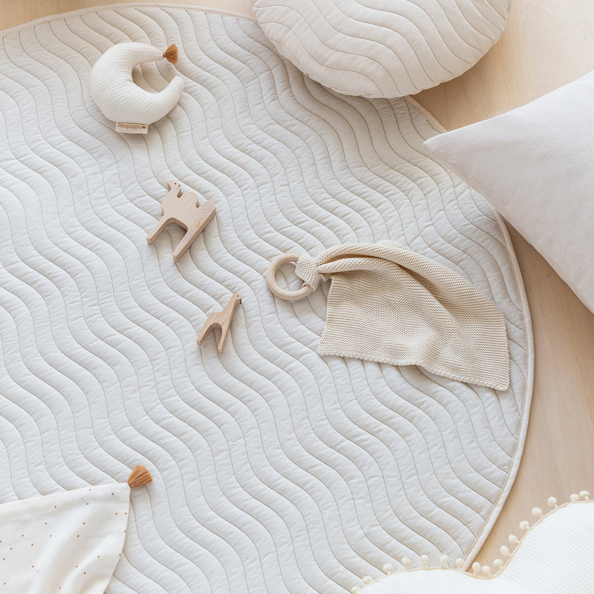 Dit Nobodinoz Kiowa speelkleed new natural is geweldig om te zien! Leg dit speelkleed in het midden van de kamer van je kleintje. Dit mooie tapijt maakt de kinderkamer ineens helemaal af. VanZus