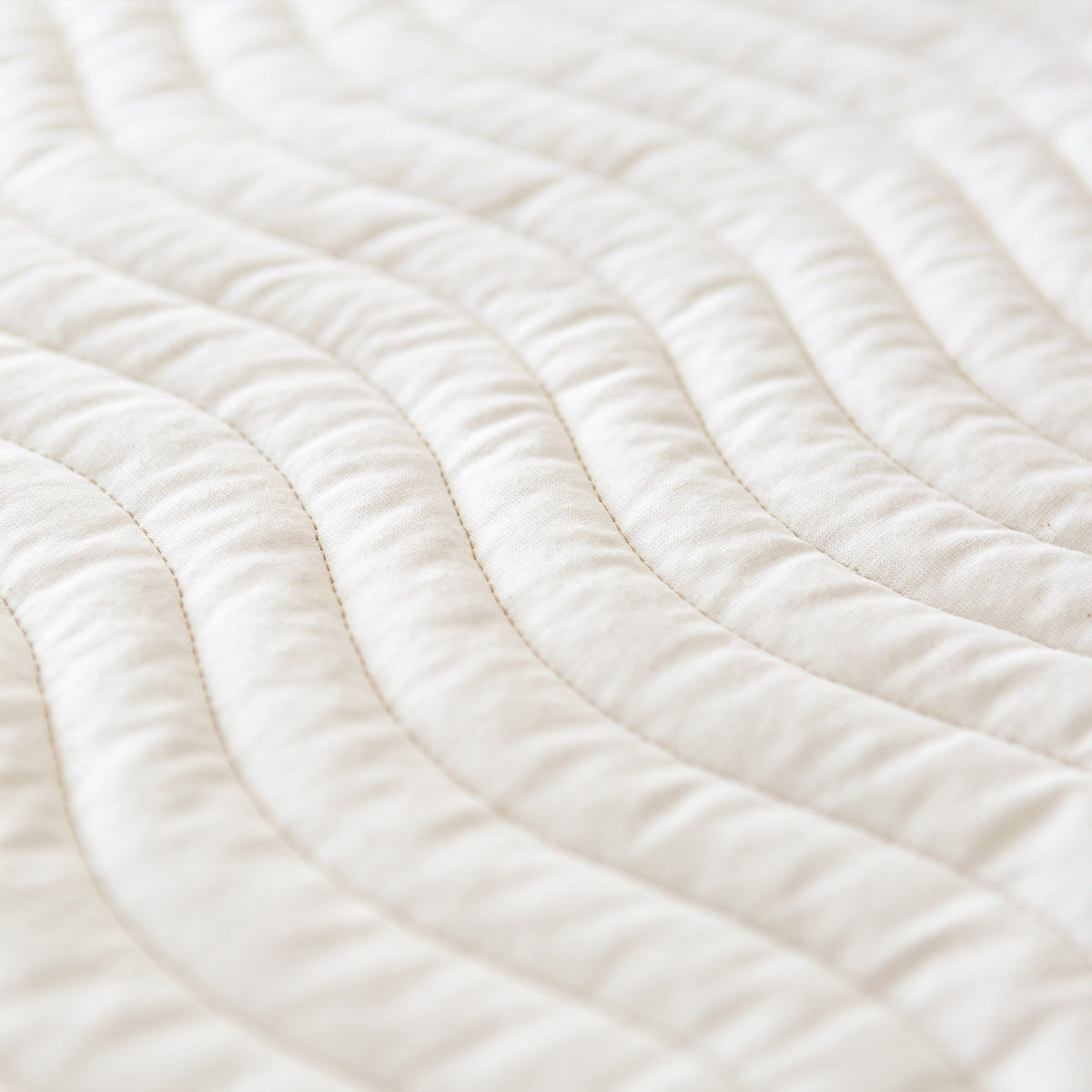 Dit Nobodinoz Kiowa speelkleed new natural is geweldig om te zien! Leg dit speelkleed in het midden van de kamer van je kleintje. Dit mooie tapijt maakt de kinderkamer ineens helemaal af. VanZus