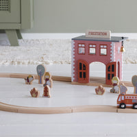 De brandweerkazerne van Little Dutch is een perfecte uitbreidingsset voor mini brandweerlieden. Deze set kan aan de treinbaan XXL gekoppeld worden, voor nog meer speelplezier! VanZus