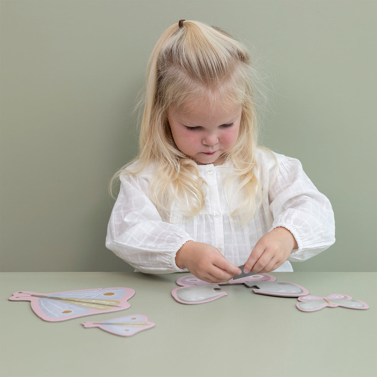 De vormenpuzzel Flowers & Butterflies van Little Dutch zorgt voor speelplezier & uitdaging! De puzzel is mooi geïllustreerd en heeft een perfecte vorm voor kleine handjes. Van 3 tot 5 puzzelstukjes. Puzzelen maar! VanZus
