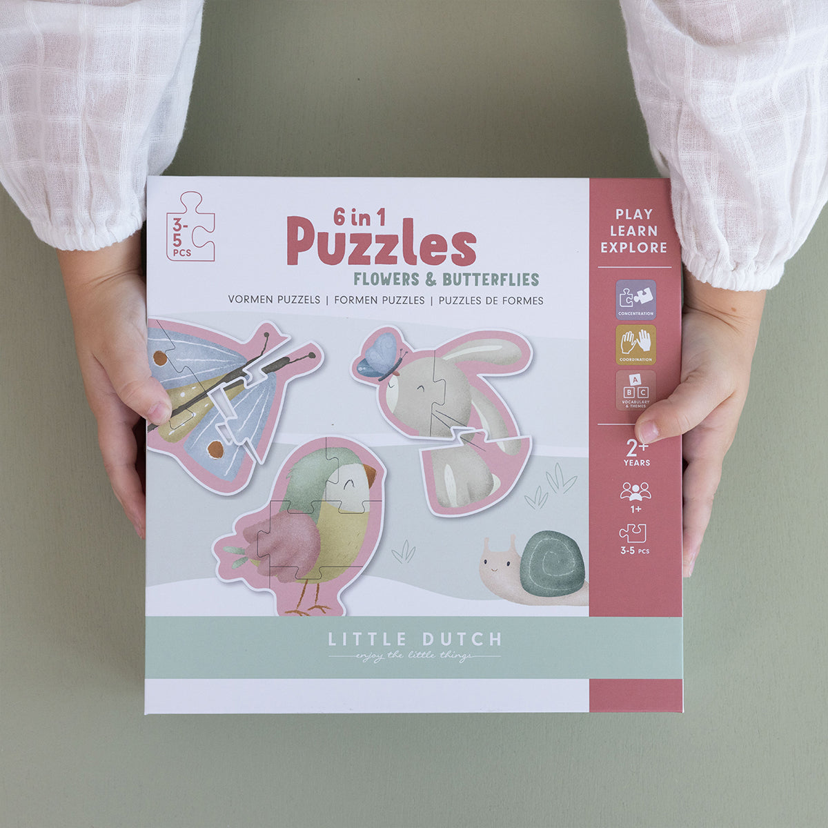 De vormenpuzzel Flowers & Butterflies van Little Dutch zorgt voor speelplezier & uitdaging! De puzzel is mooi geïllustreerd en heeft een perfecte vorm voor kleine handjes. Van 3 tot 5 puzzelstukjes. Puzzelen maar! VanZus