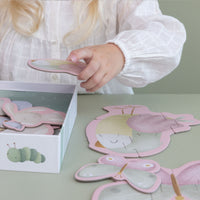 De vormenpuzzel Flowers & Butterflies van Little Dutch zorgt voor speelplezier & uitdaging! De puzzel is mooi geïllustreerd en heeft een perfecte vorm voor kleine handjes. Van 3 tot 5 puzzelstukjes. Puzzelen maar! VanZus