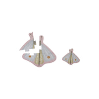 De vormenpuzzel Flowers & Butterflies van Little Dutch zorgt voor speelplezier & uitdaging! De puzzel is mooi geïllustreerd en heeft een perfecte vorm voor kleine handjes. Van 3 tot 5 puzzelstukjes. Puzzelen maar! VanZus