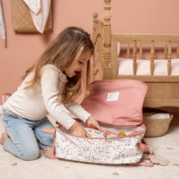 Ik ga op vakantie en neem mee… deze lieve kinderkoffer van Little Dutch uit de collectie Flowers & Butterflies. De reiskoffer heeft wieltjes, een draaglus, uitschuifbaar handvat en bagagelabel. VanZus