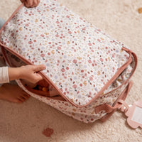 Ik ga op vakantie en neem mee… deze lieve kinderkoffer van Little Dutch uit de collectie Flowers & Butterflies. De reiskoffer heeft wieltjes, een draaglus, uitschuifbaar handvat en bagagelabel. VanZus