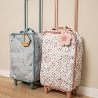 Ik ga op vakantie en neem mee… deze lieve kinderkoffer van Little Dutch uit de collectie Flowers & Butterflies. De reiskoffer heeft wieltjes, een draaglus, uitschuifbaar handvat en bagagelabel. VanZus