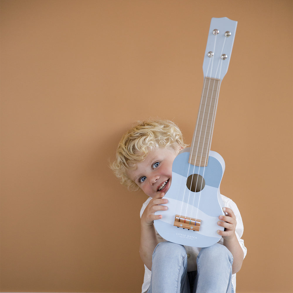 Deze houten blauwe gitaar van Little Dutch is een prachtig instrument om kinderen te begeleiden op hun reis om singer-songwriter te worden! Speel de juiste akkoorden en ontwikkel je muzikale talent op deze kindergitaar! VanZus
