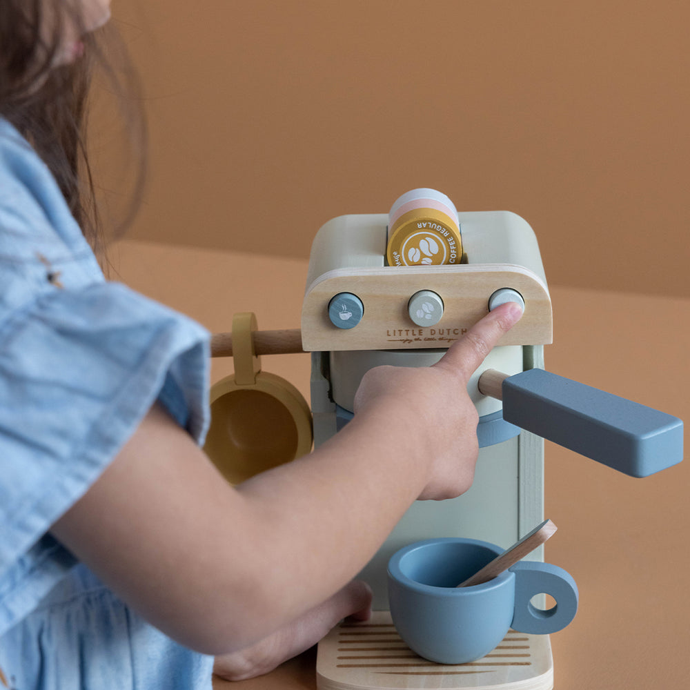 Kinderen vinden het leuk om de dagelijkse rituelen van hun ouders na te spelen, zoals het maken van een lekker kopje koffie met dit koffiezetapparaat van Little Dutch. Leuk om te combineren met de broodrooster. VanZus
