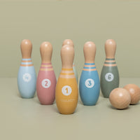 Rol en bowl met de bowlingset van Little Dutch! Rol de bal en kijk of je alle 6 de kegels kunt omgooien. De set zorgt voor de ontwikkeling van de hand-oogcoördinatie van je kleintje. VanZus