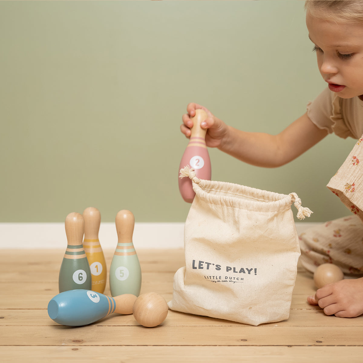 Rol en bowl met de bowlingset van Little Dutch! Rol de bal en kijk of je alle 6 de kegels kunt omgooien. De set zorgt voor de ontwikkeling van de hand-oogcoördinatie van je kleintje. VanZus