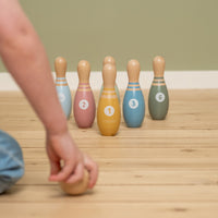 Rol en bowl met de bowlingset van Little Dutch! Rol de bal en kijk of je alle 6 de kegels kunt omgooien. De set zorgt voor de ontwikkeling van de hand-oogcoördinatie van je kleintje. VanZus