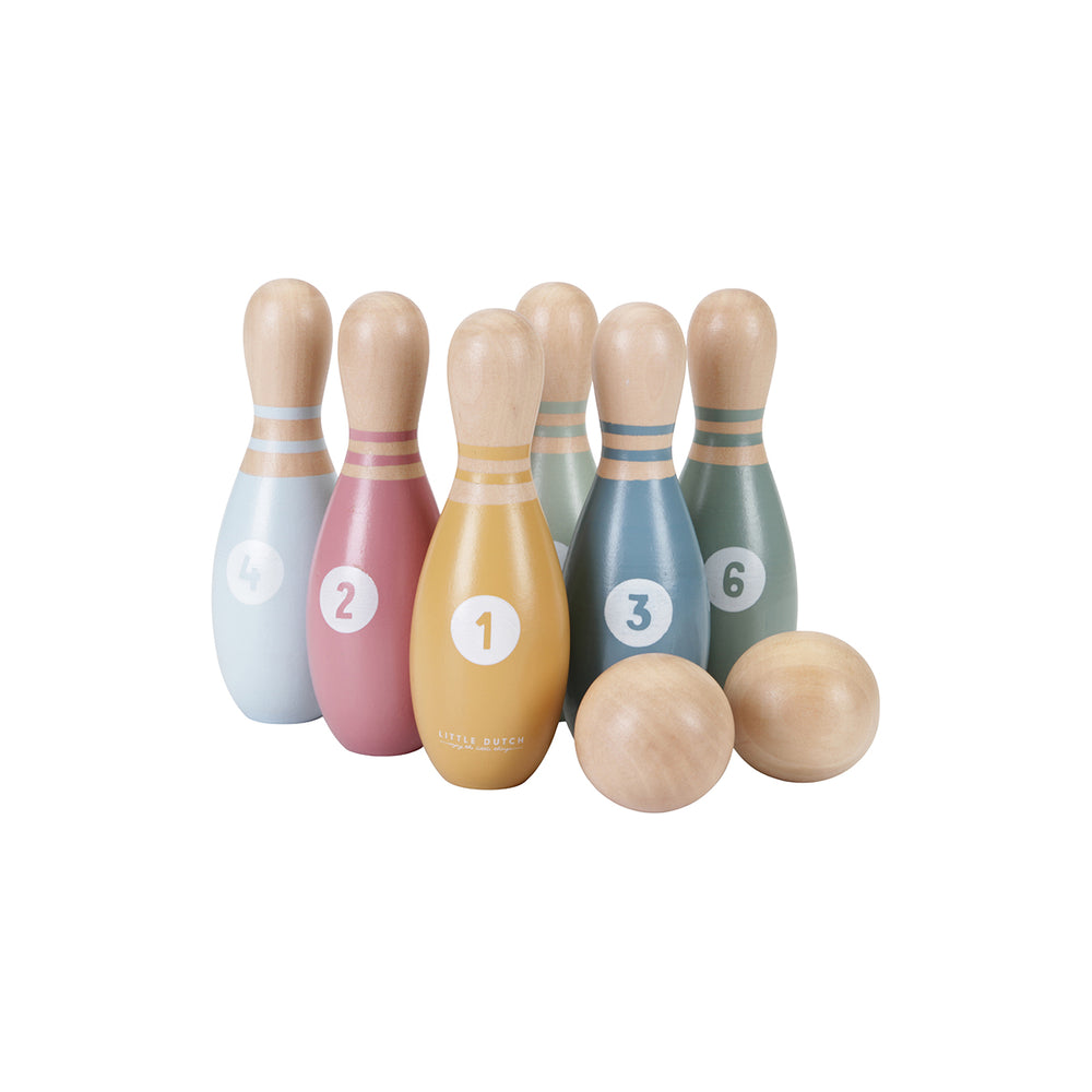 Rol en bowl met de bowlingset van Little Dutch! Rol de bal en kijk of je alle 6 de kegels kunt omgooien. De set zorgt voor de ontwikkeling van de hand-oogcoördinatie van je kleintje. VanZus