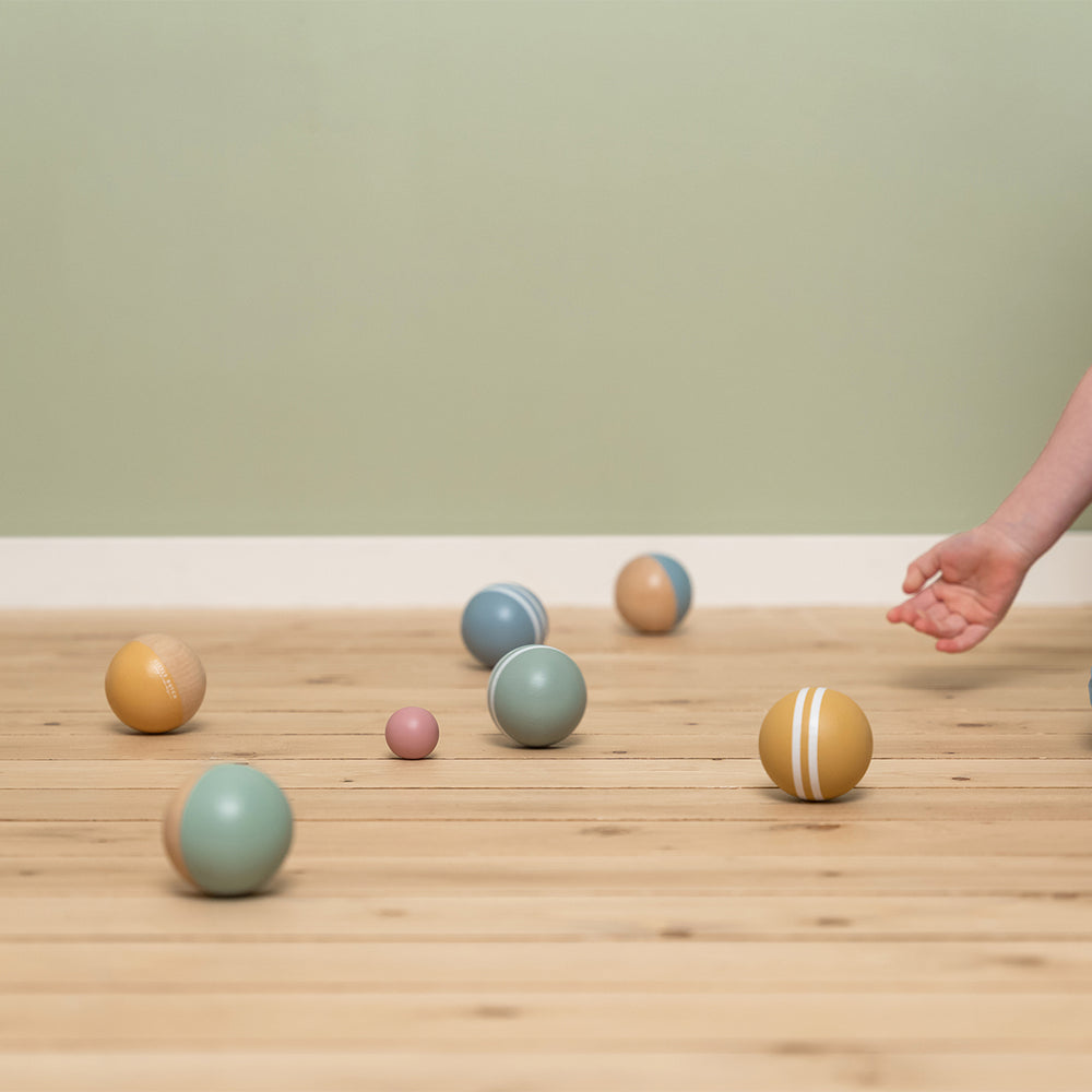 Zoek een baan en nodig je familie en vrienden uit voor een spelletje jeu de boules van Little Dutch. Kies je kleur en laat de boules rollen. Het spel stimuleert de hand-oogcoördinatie terwijl je plezier hebt. VanZus