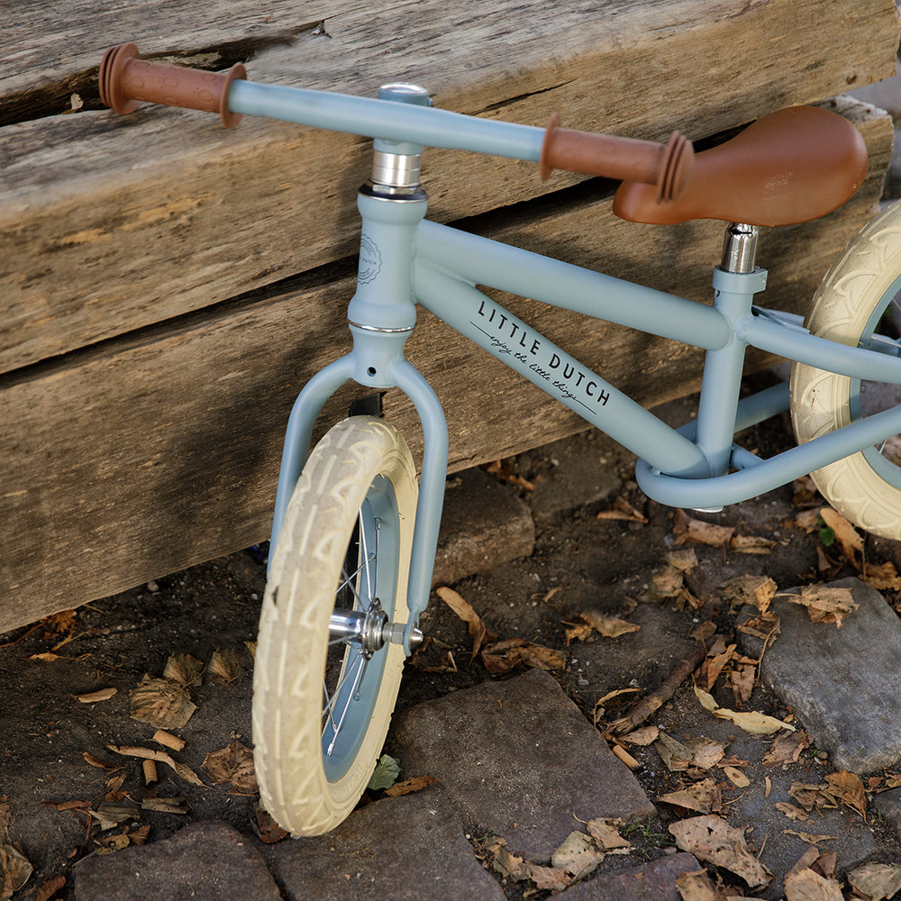 Laat je kindje eerste stapjes richting het leren fietsen zetten met een prachtige 12-inch loopfiet van Little Dutch. Deze mooie fiets bevordert de motorische ontwikkeling van je kind en zorgt voor speelplezier. VanZus