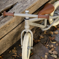 Laat je kindje eerste stapjes richting het leren fietsen zetten met deze prachtige 12-inch loopfiets van Little Dutch. De stoere fiets bevordert de motorische ontwikkeling van je kind en zorgt voor speelplezier. VanZus