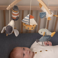 Deze mooie houten sailors bay muziekmobiel van Little Dutch werkt rustgevend voor baby’s dankzij het lieve slaapliedje en de ronddraaiende speeltjes. Dit stimuleert de visuele ontwikkeling van je kindje. VanZus