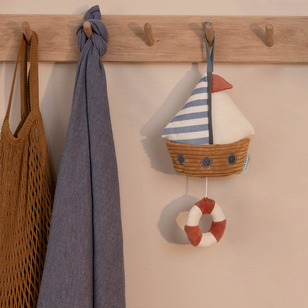 Slaapmodus aan. De muziekdoos boot uit de collectie Sailors Bay van Little Dutch heeft een kalmerend effect op je kleintje door het troostende melodietje. De muziekdoos is een eyecatcher in box of babykamer. VanZus