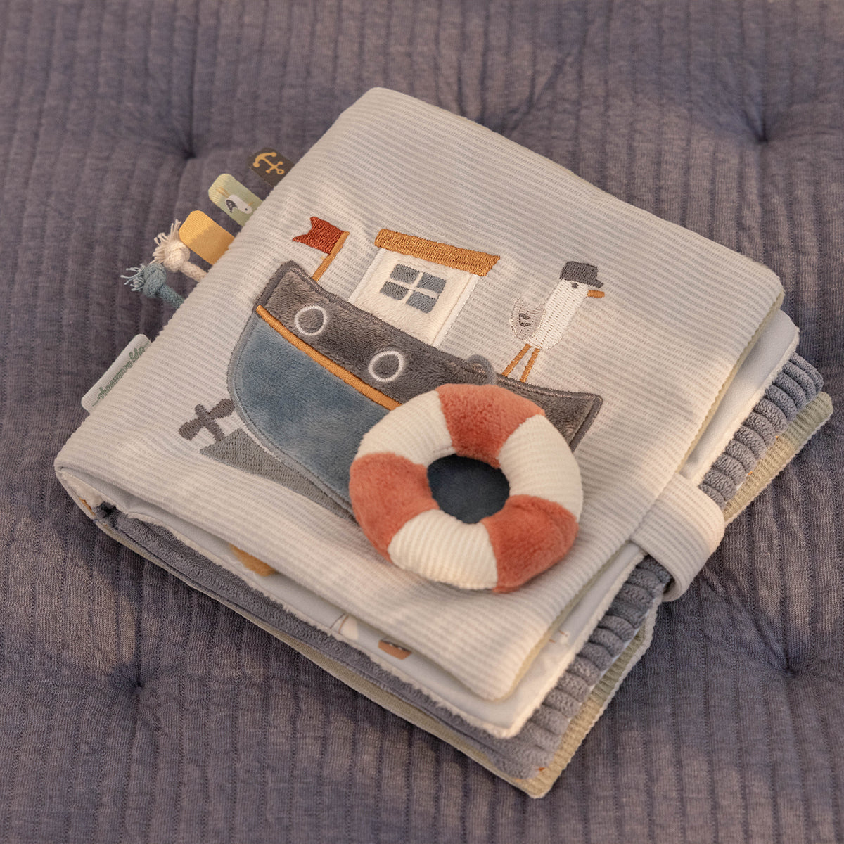 Baby’s vervelen zich niet met het lieve activiteitenboekje sailors bay van Little Dutch. Een spiegeltje, knispervleugels, rammelaar, verstopte speeltjes en labels prikkelen de zintuigen van jouw mini. VanZus