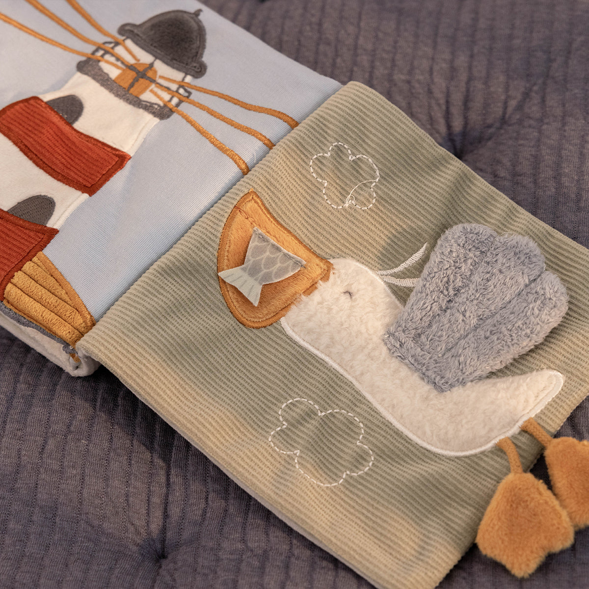 Baby’s vervelen zich niet met het lieve activiteitenboekje sailors bay van Little Dutch. Een spiegeltje, knispervleugels, rammelaar, verstopte speeltjes en labels prikkelen de zintuigen van jouw mini. VanZus