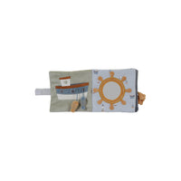 Baby’s vervelen zich niet met het lieve activiteitenboekje sailors bay van Little Dutch. Een spiegeltje, knispervleugels, rammelaar, verstopte speeltjes en labels prikkelen de zintuigen van jouw mini. VanZus