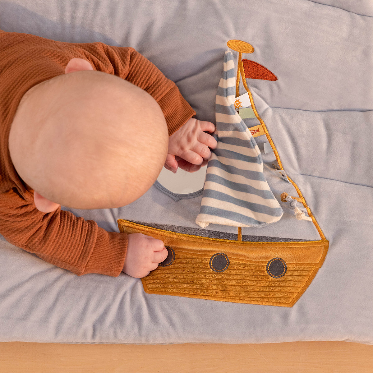 Dit gewatteerde boxkleed sailors bay van Little Dutch stimuleert de zintuigen van je kind met dank aan de vele verschillende texturen en activiteiten. Ook geschikt als speelkleed voor thuis of onderweg. VanZus